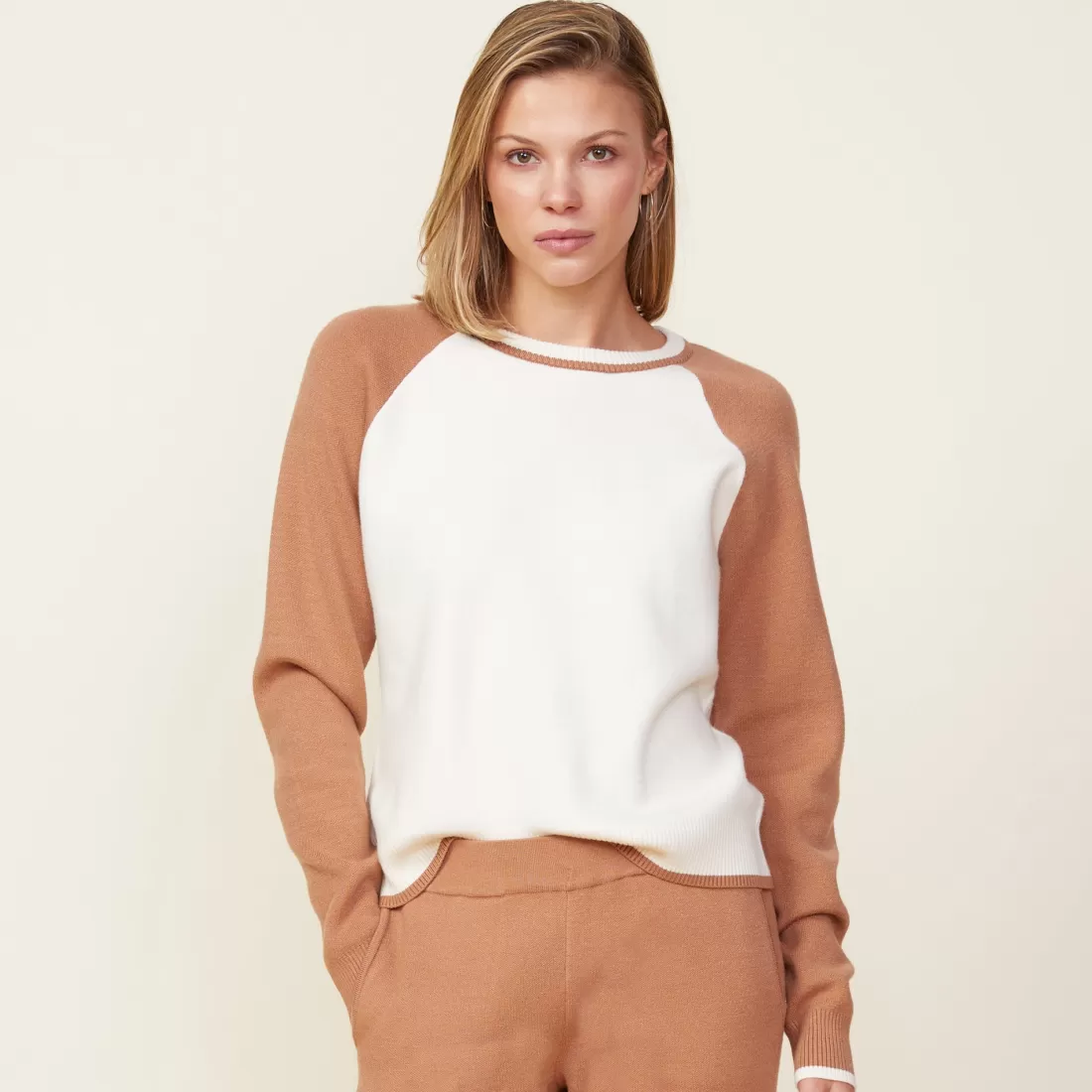 MONROW Soft Knit*Soft Knit Colorblock Raglan Sweater IVORY/HAZELNUT