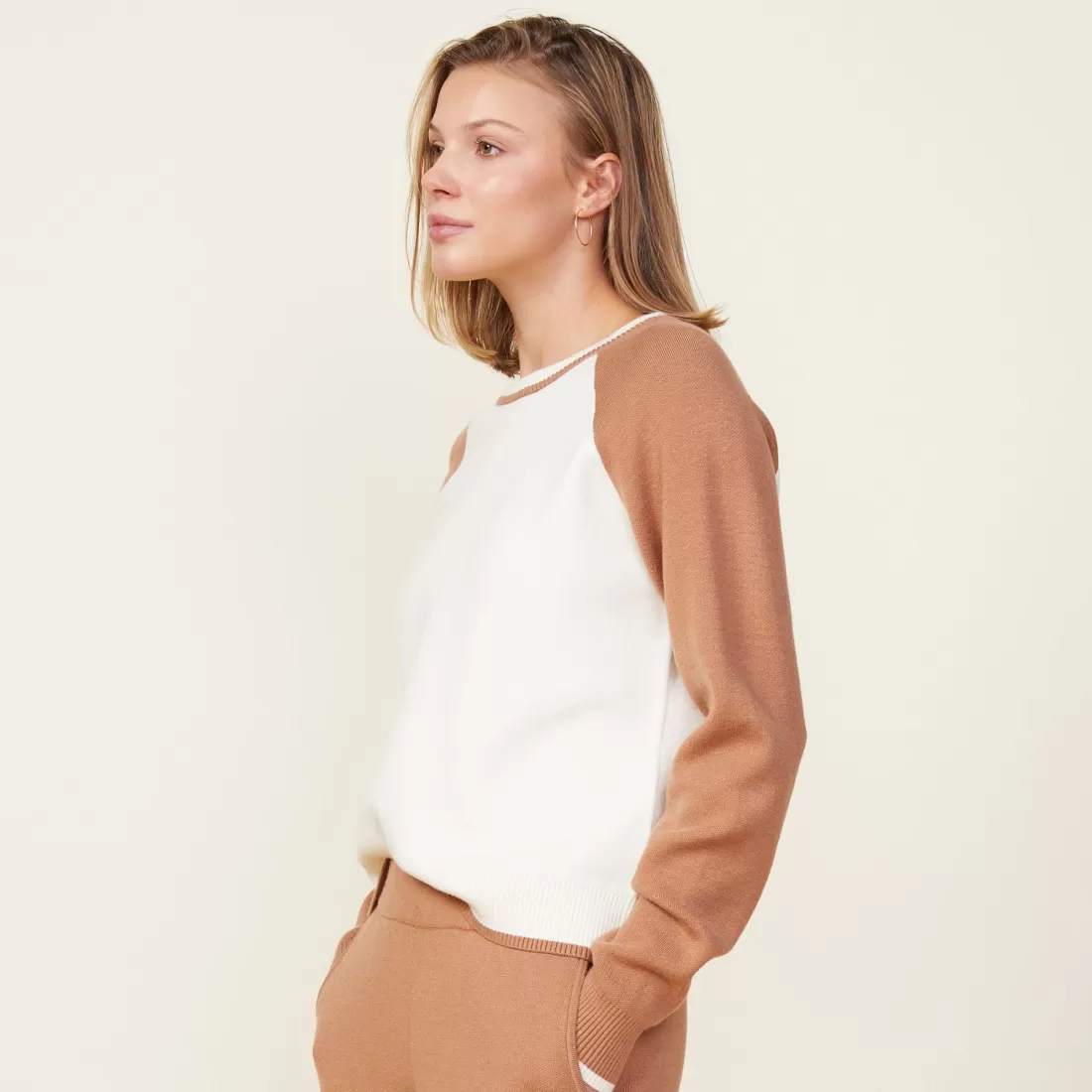 MONROW Soft Knit*Soft Knit Colorblock Raglan Sweater IVORY/HAZELNUT